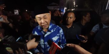 [VIDEO] Ahmad Zahid serah tiga nama calon MB kepada Tuanku